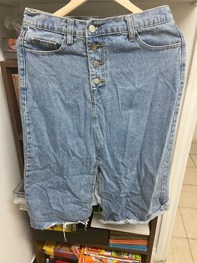 Light Wash Button-Front Denim Skirt